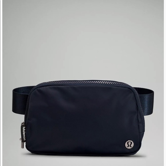 LAST ONE- Lululemon Everywhere Belt Bag in True Navy colour. NWT - Picture 3 of 5